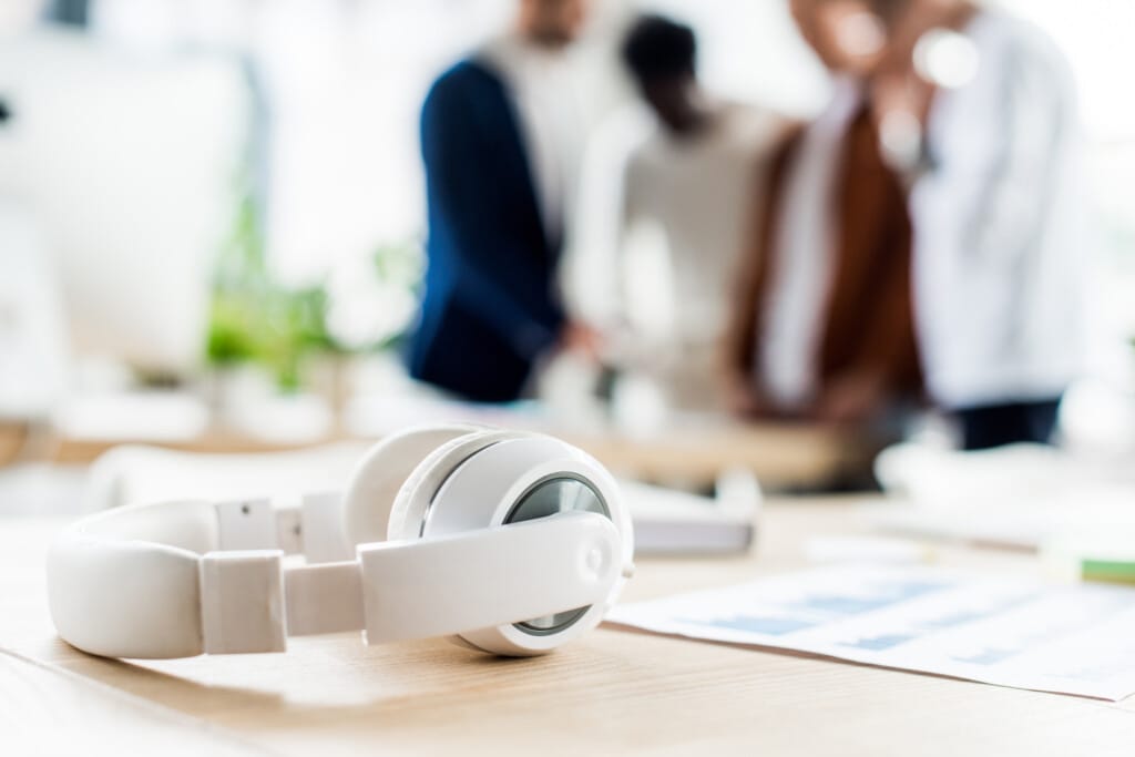 selective focus of headphones on desk near busines 2024 11 07 22 01 55 utc - Verbessere deine Mentale Gesundheit und Achstamkeit