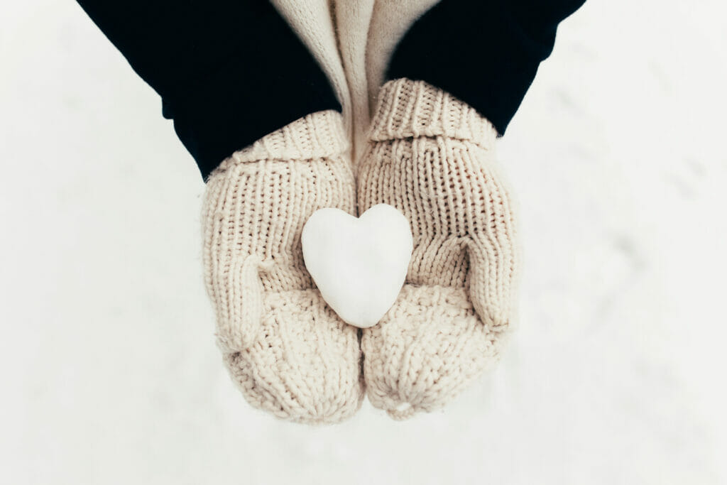 snow heart snowball in girl gloved hands blurred 2021 08 31 12 20 43 utc - Verbessere deine mentale Gesundheit mit Audiotools, Meditationen und Affirmationen