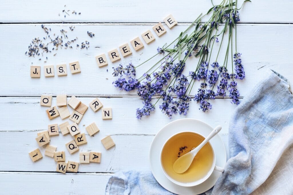 overhead shot of fresh lavender flowers cup of te 2022 11 14 06 14 40 utc - Verbessere deine mentale Gesundheit mit Audiotools, Meditationen und Affirmationen