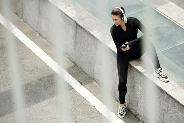 female athlete using smartphone to listen to music 2022 07 06 00 00 45 utc - Verbessere deine mentale Gesundheit mit Audiotools, Meditationen und Affirmationen