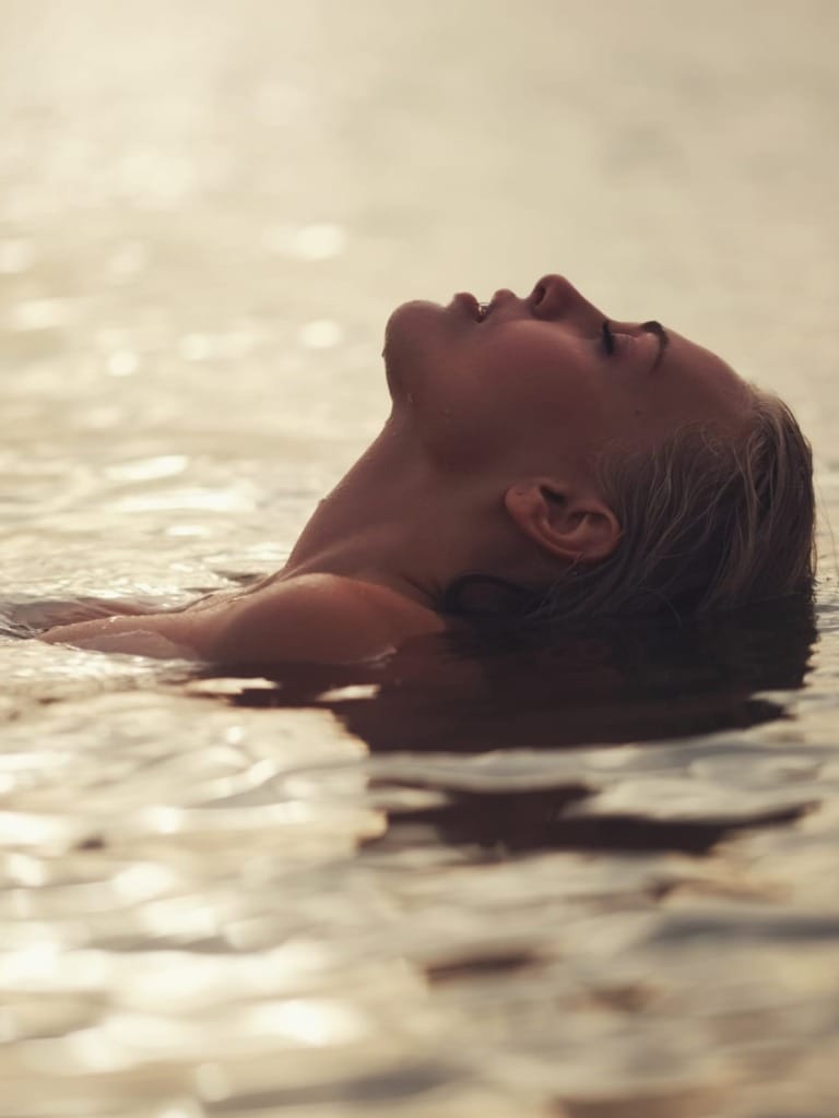 beautiful blonde girl in water 2023 11 27 05 32 50 utc 1 e1717163561828 - Verbessere deine Mentale Gesundheit und Achstamkeit