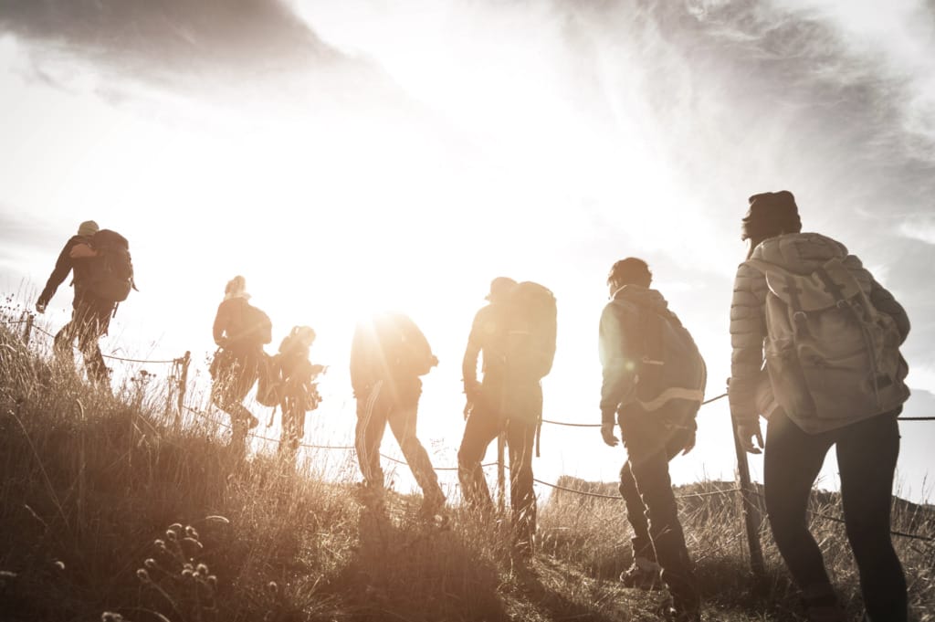 group of hikers walking on a mountain at sunset 2023 11 27 05 29 06 utc - Verbessere deine mentale Gesundheit mit Audiotools, Meditationen und Affirmationen