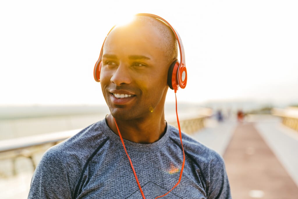 african american athlete man listening to the musi 2023 11 27 05 06 10 utc - Verbessere deine mentale Gesundheit mit Audiotools, Meditationen und Affirmationen