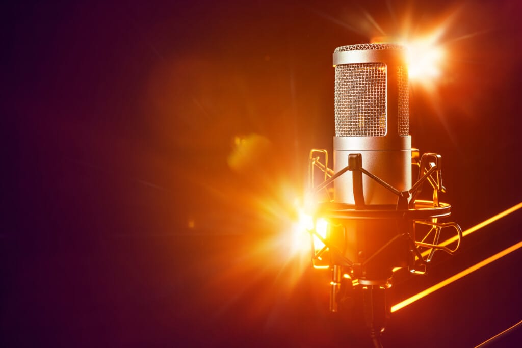 professional microphone on the stage with orange l 2023 11 27 05 35 09 utc - Verbessere deine mentale Gesundheit mit Audiotools, Meditationen und Affirmationen