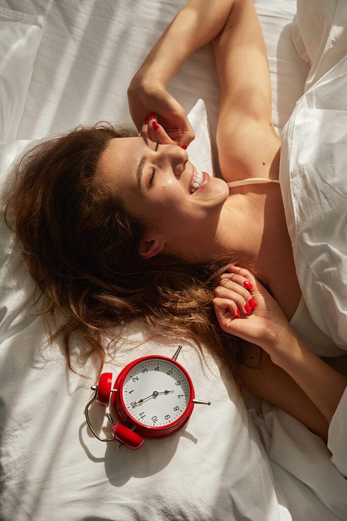 happy woman waking up in sunny morning 2025 03 15 15 27 16 utc - Verbessere deine Mentale Gesundheit und Achstamkeit
