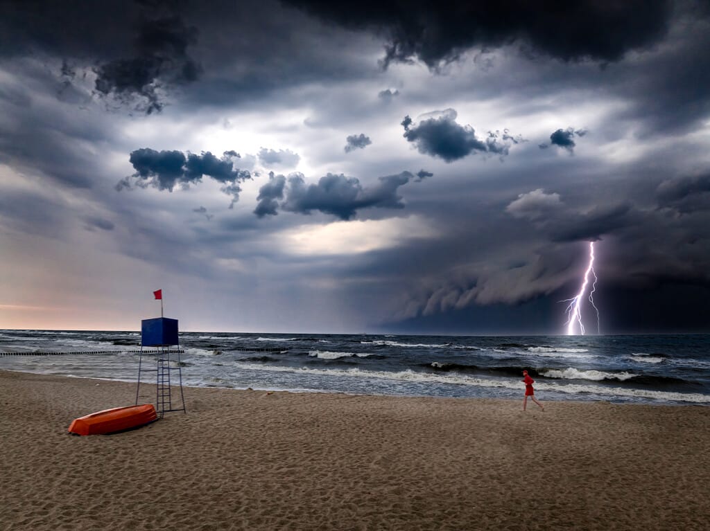 lifeguard tower and running lifeguard during storm 2025 03 24 05 31 40 utc - Verbessere deine Mentale Gesundheit und Achstamkeit