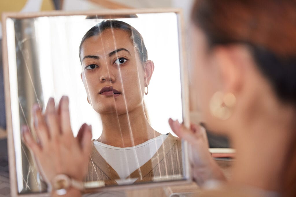 broken mirror bipolar woman and reflection of anx 2025 04 06 07 06 51 utc - Verbessere dein Wohlbefinden, deine Mentale Gesundheit und Achstamkeit