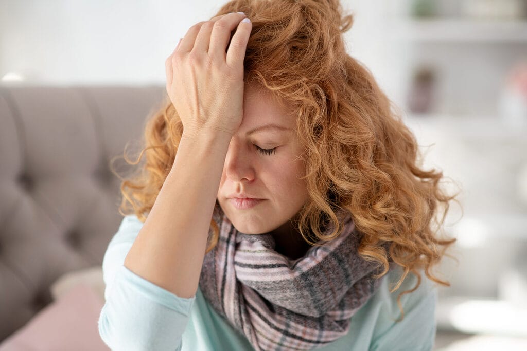 curly young woman wearing scarf feeling sick and t 2024 10 16 23 02 16 utc - Verbessere dein Wohlbefinden, deine Mentale Gesundheit und Achstamkeit