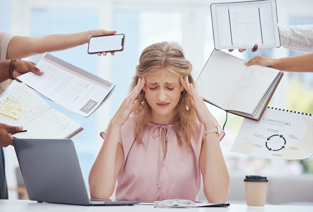 stress burnout and busy woman in the office with 2025 04 06 12 01 55 utc - Verbessere dein Wohlbefinden, deine Mentale Gesundheit und Achstamkeit